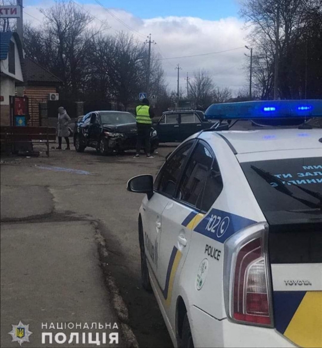 В Николаевской области пьяный за рулем «Тойоты» «влетел» в припаркованный ВАЗ — пострадал подросток