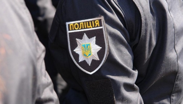 20-річну мешканку Миколаєва, яка вдарила поліцейську, відправили під домашній арешт