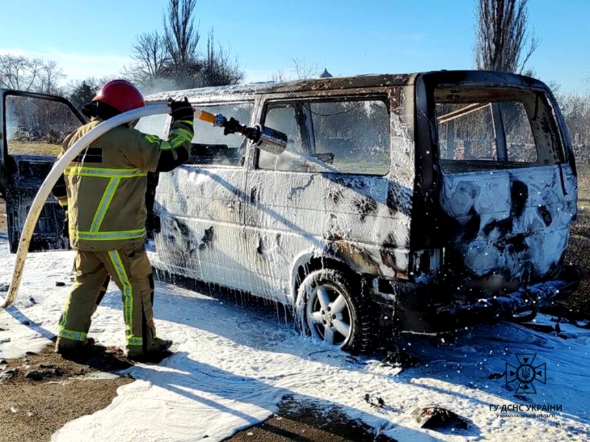 В Новом Буге дотла сгорел микроавтобус (фото)