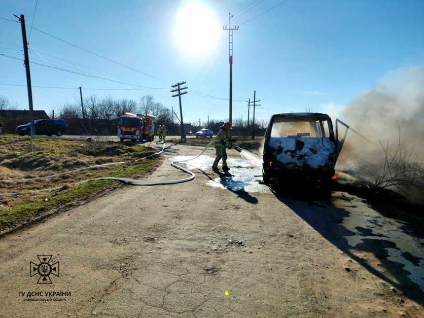 В Новом Буге дотла сгорел микроавтобус (фото)