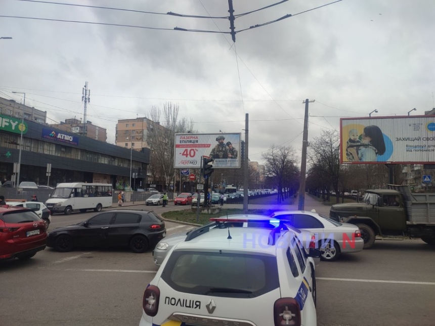 У центрі Миколаєва поліція проводить слідчий експеримент: на проспекті – величезний затор