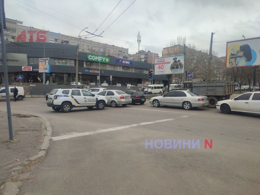 У центрі Миколаєва поліція проводить слідчий експеримент: на проспекті – величезний затор