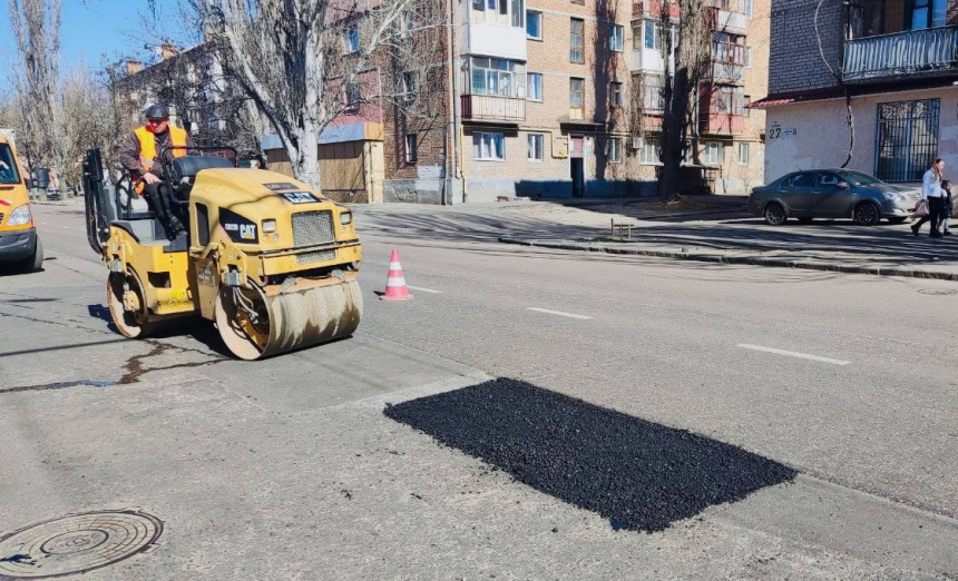 На двух улицах Николаева латают дороги