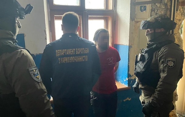 У похоронному бюро Львова поліція знайшла наркотики та зброю (фото, відео)