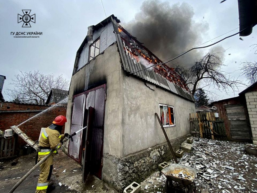 В Первомайске масштабно горел гараж — огонь едва не уничтожил дом (фото)