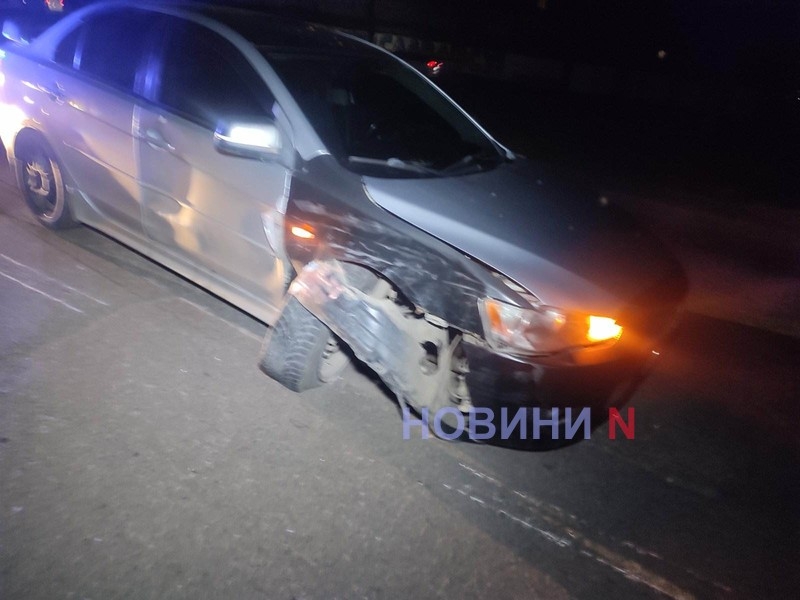 В центре Николаева пьяный водитель на «Мицубиси» врезался в «Киа»