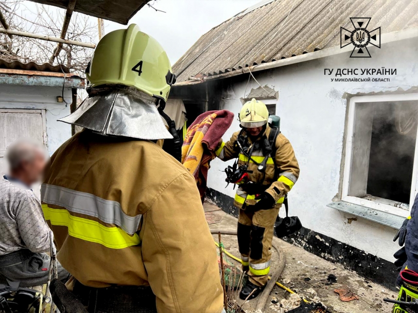 В Николаеве горела летняя кухня — госпитализирован один пострадавший