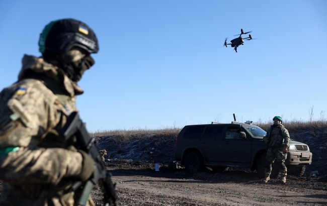 Убегали с позиций, но погибли: СБУ дронами уничтожила российские БМП и БТР (видео)