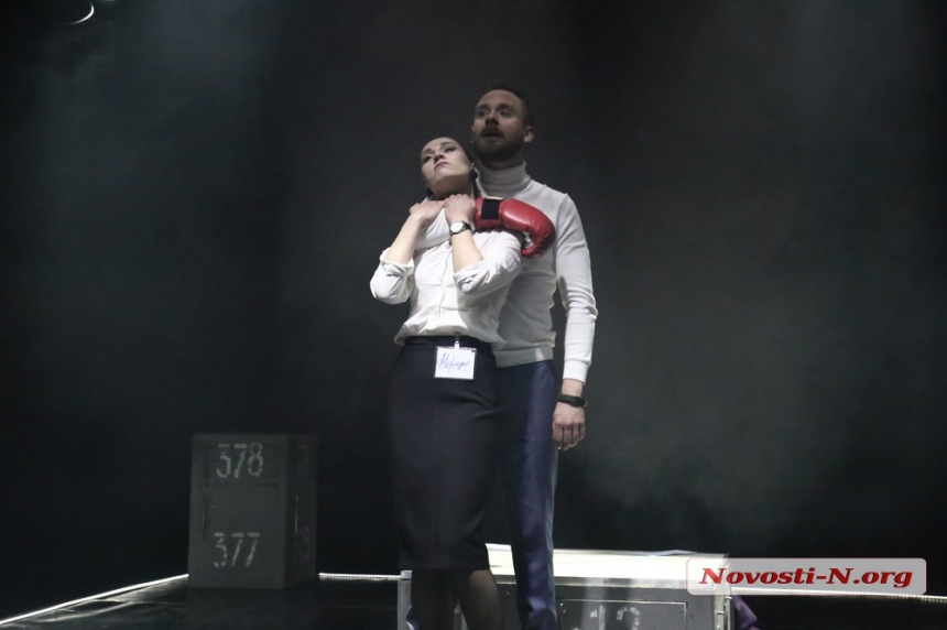 «Метод»: в Николаеве показали офисный триллер на сцене театра (фоторепортаж)