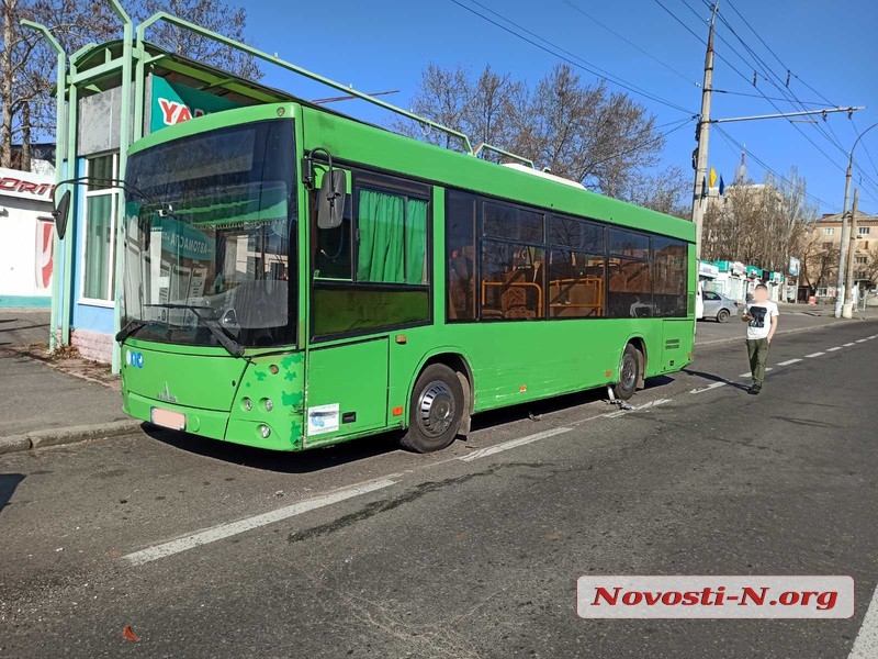 На остановке в Николаеве «Волга» врезалась в городской автобус с пассажирами