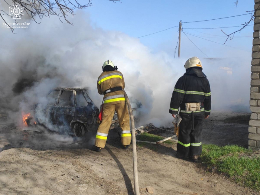 У гаражному кооперативі Очакова згорів ВАЗ