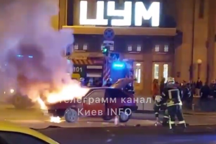 В центре Киева на ходу загорелся автомобиль (видео)