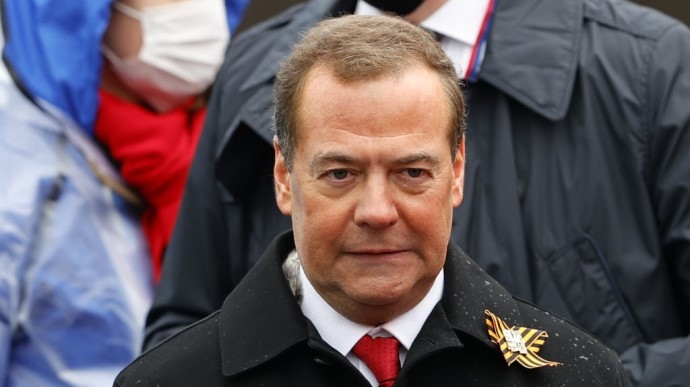 Медведев призывает россиян скачивать пиратские фильмы, чтобы «обанкротить нетфликсы»