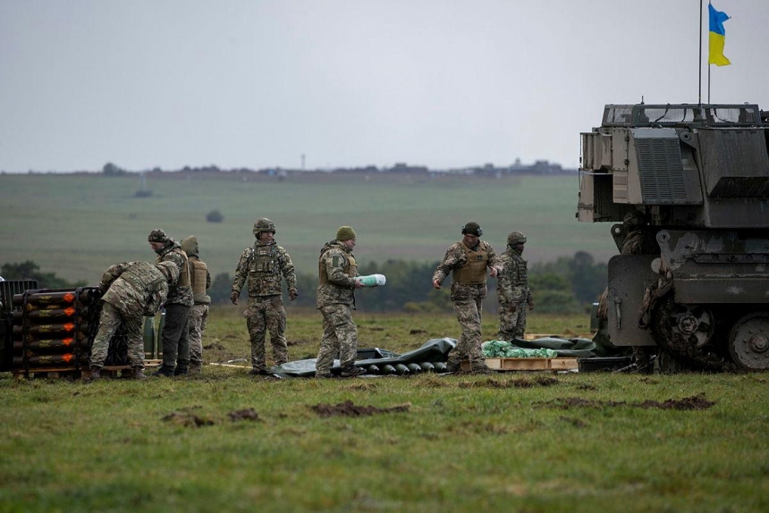 Українські артилеристи завершують навчання на САУ AS-90 у Британії (фото)