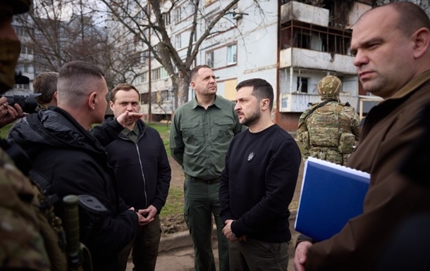 Зеленский осмотрел поврежденные дома в Запорожье (видео)