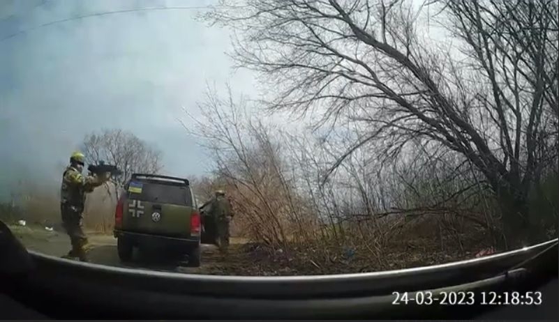 В ГУР отреагировали на видео, где в авто с ребенком якобы стреляет мужчина в форме ВСУ