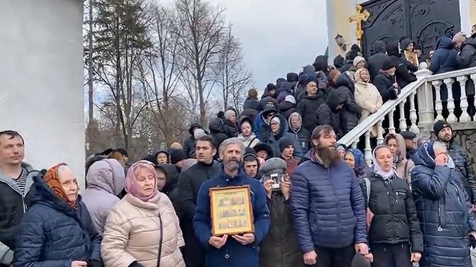 Віруючі УПЦ МП не пускали ПЦУ до храму в Івано-Франківську: відбулися зіткнення (відео)