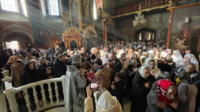 УПЦ МП, незважаючи на вимогу, не виїхала з Лаври: проводить службу