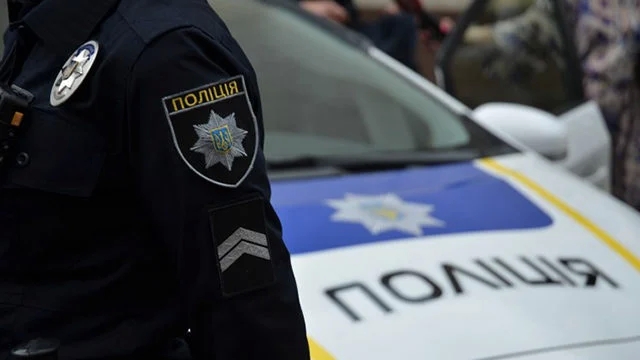 В Николаеве дебошир на «Форде» врезался в авто полиции: пострадала патрульная