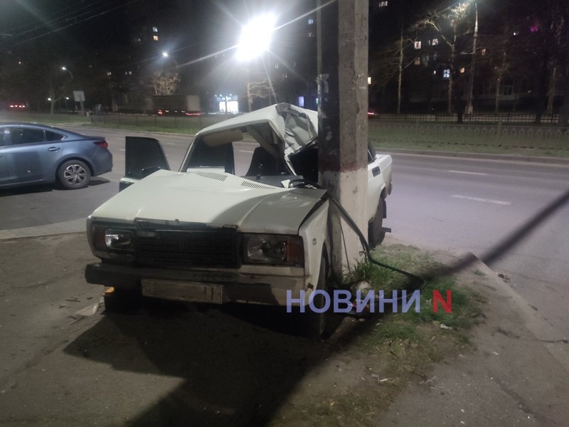 В центре Николаева «Жигули» врезались в столб: автомобиль разбит вдребезги (фото)
