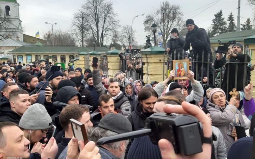 У Киево-Печерской лавры произошла потасовка сторонников и противников УПЦ (видео)