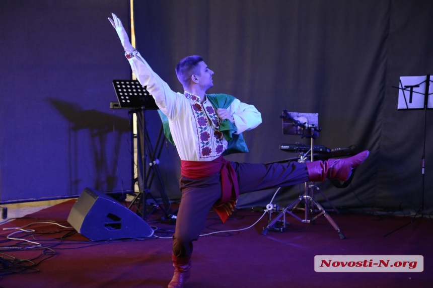 З музикою та посмішками назустріч гарному настрою: у Миколаєві відбувся концерт артистів філармонії (фоторепортаж)