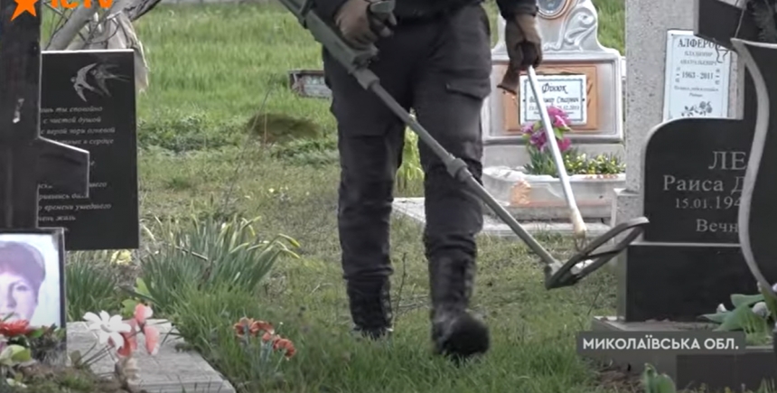 Нашпиговані вибухівкою: у Миколаївській області піротехніки ДСНС обстежують цвинтарі (відео)