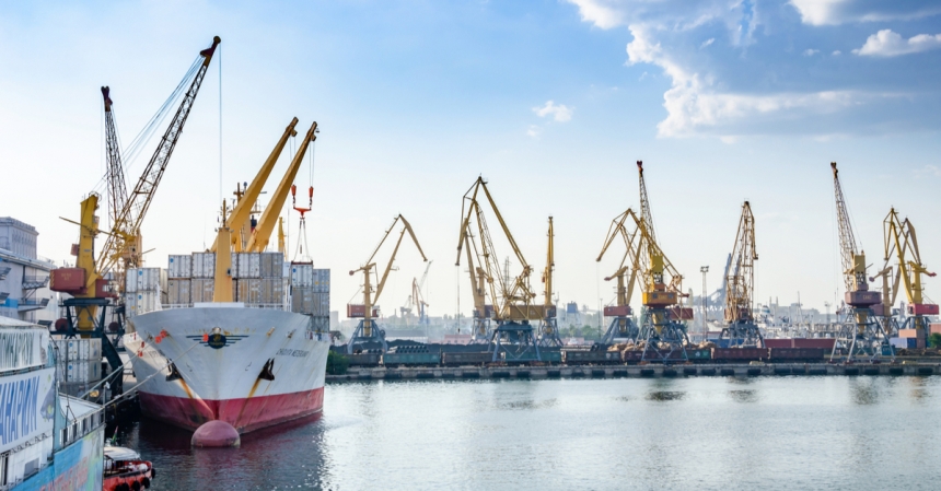Блокада морських портів обмежила доставку найцінніших експортних товарів з України, - NYT