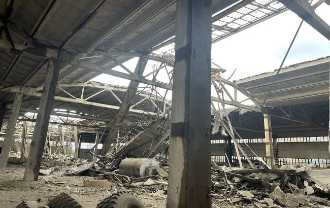 Оккупанты авиабомбами атаковали предприятие в Херсонской области: есть разрушения