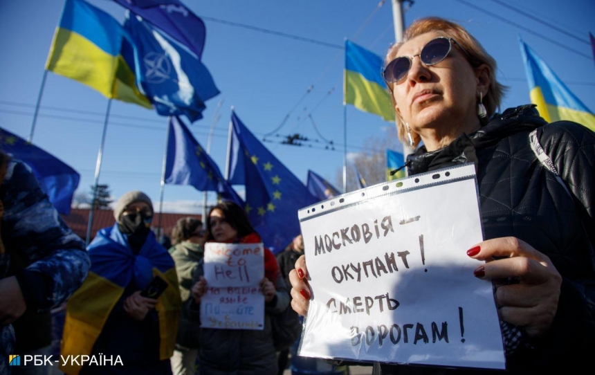 Абсолютное большинство украинцев негативно относятся к РФ — опрос