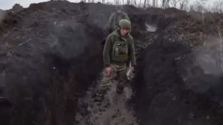 В окопах по коліна в багнюці: як воюють українські військові (відео)