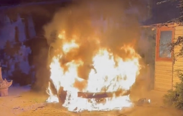 В Ужгороде сожгли автомобиль секретаря горсовета (видео)