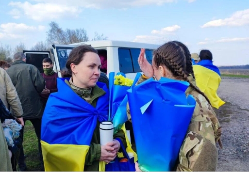 Украина вернула домой 100 военнопленных: среди них защитники Мариуполя и Гостомеля