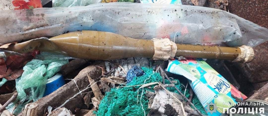 Гранати, міни, ракети: у селі під Миколаєвом зібрано вибухонебезпечний «урожай»