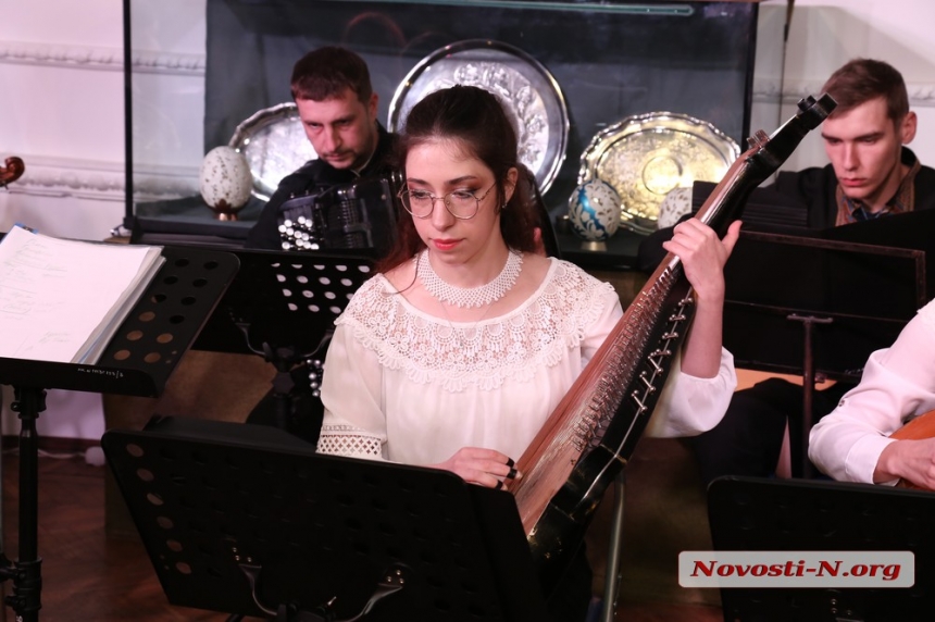 Сохраним наше наследие: в николаевском театре к Пасхальным праздникам открылась выставка (фоторепортаж)