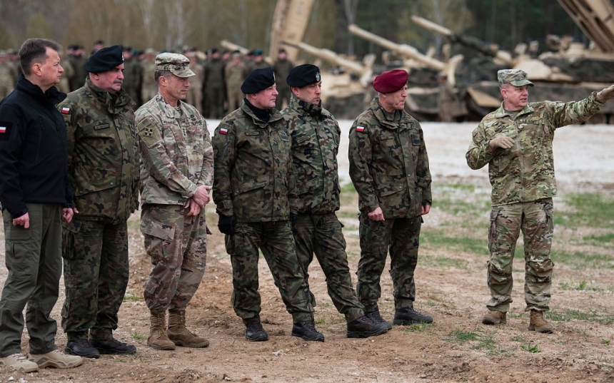 У Польщі з сьогоднішнього дня вручатимуть повістки