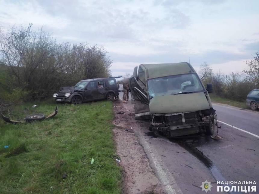 На трассе под Николаевом столкнулись микроавтобус и внедорожник: пострадал водитель