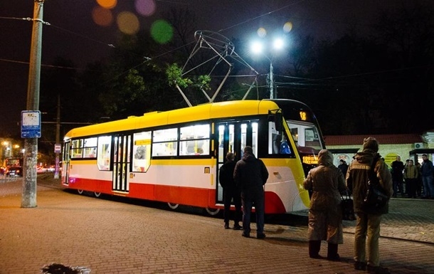 В Одесі чоловік втратив руку, впавши під трамвай