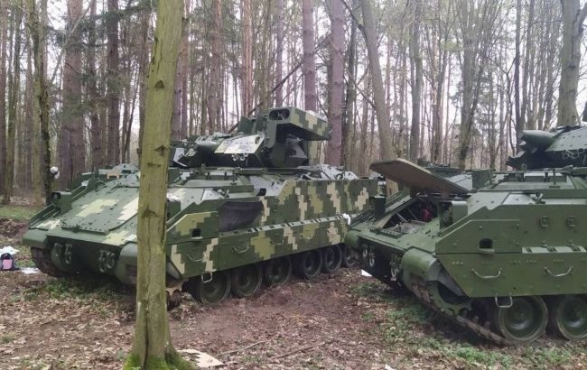 У Міноборони показали новий «наряд» БМП Bradley в Україні