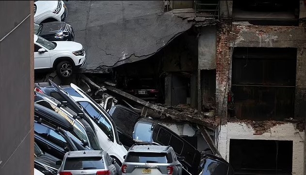 В центре Нью-Йорка обрушился многоуровневый паркинг - под землю ушли десятки машин (видео)