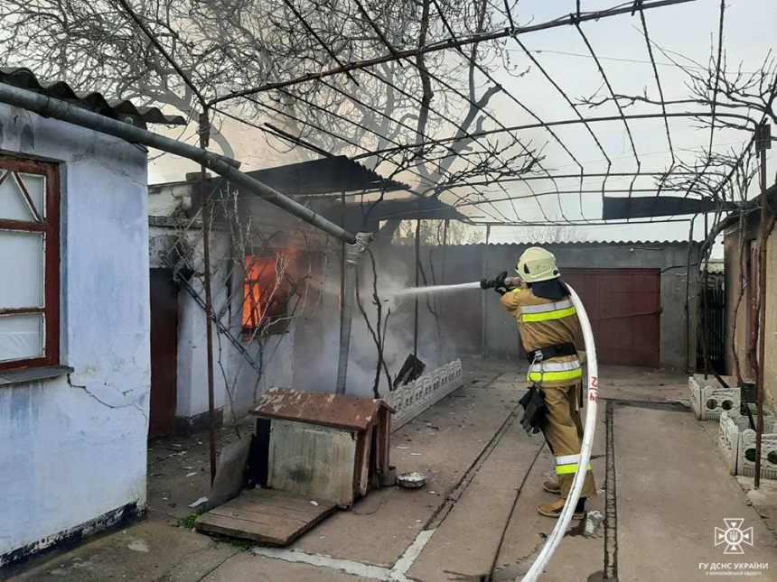 В Николаевской области горел жилой дом: замкнула проводка