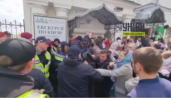 Столкновения в лавре: прихожане МП подрались с полицией и сломали печать одного из корпусов (видео)