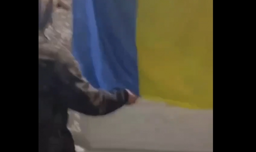 У центрі Миколаєва підлітки зірвали прапор України з фасаду кафе (відео)