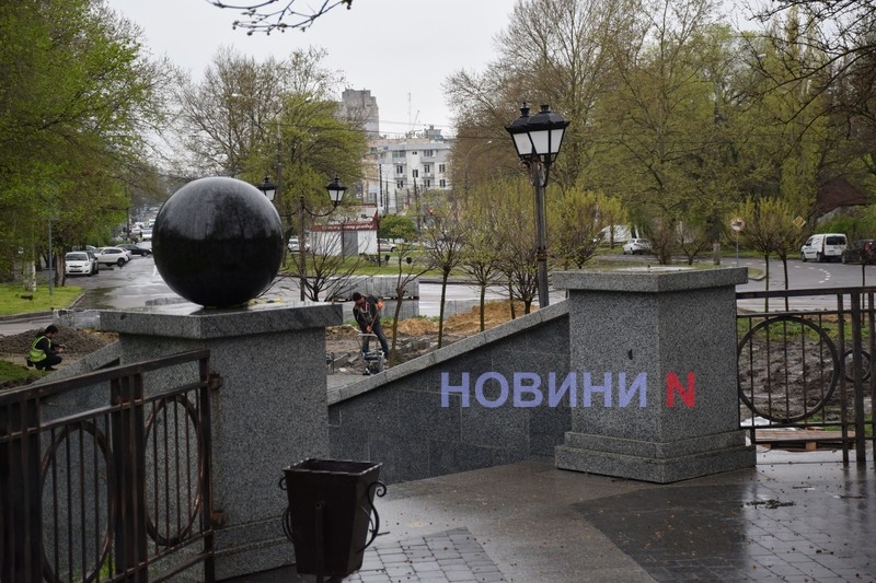 Мэр Николаева пообещал 10 тысяч за информацию о вандалах, разгромивших «Сердце города»