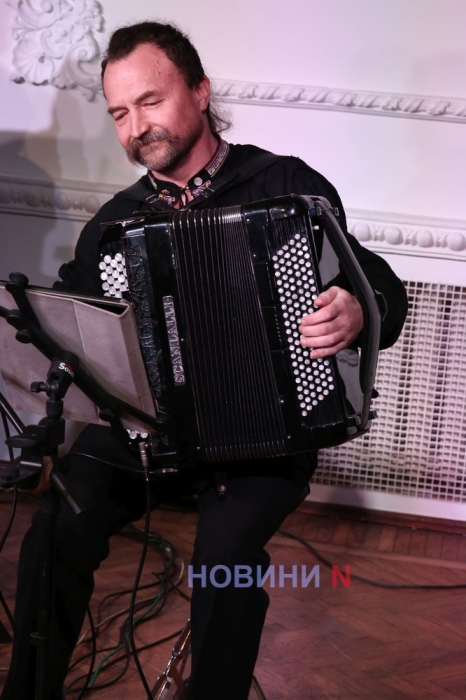  Весеннее музыкальное настроение: николаевские артисты порадовали зрителей отличным концертом (фото, видео)