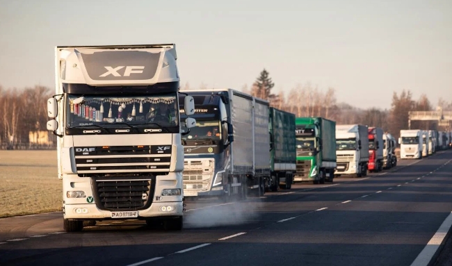 Румунія вирішила пломбувати транзитні вантажівки з українським зерном