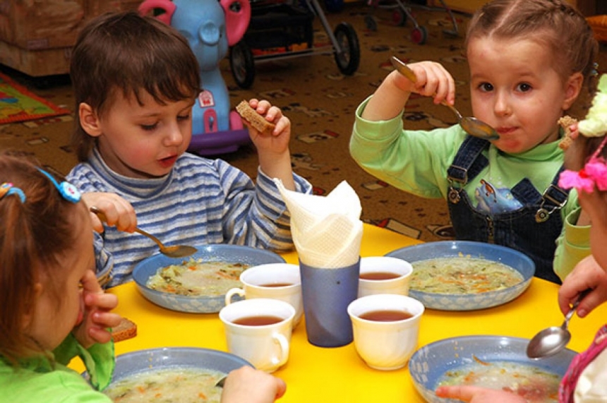 У Миколаєві підняли вартість харчування у дитсадках та школах