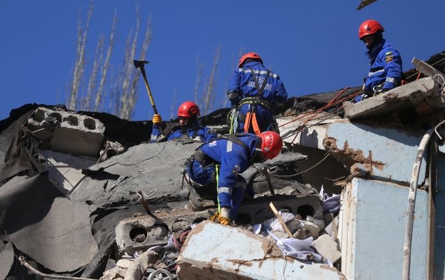 Росіяни обстріляли Умань, ракета зруйнувала багатоповерхівку (відео)