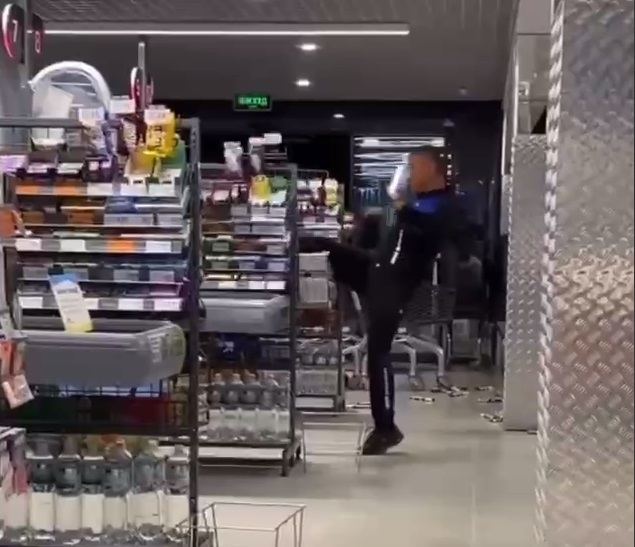 У Вознесенську «неадекват» трощив полиці супермаркету - його заспокоїв сльозогінний газ (відео)