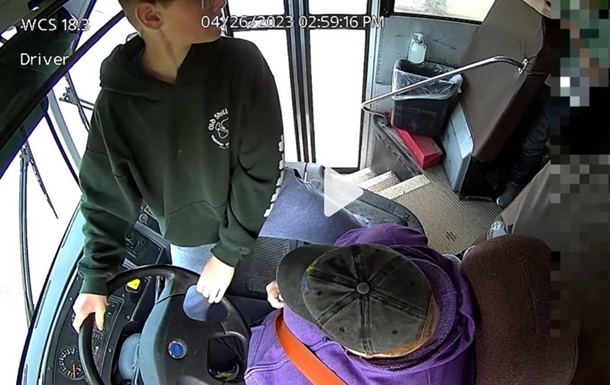 13-летний мальчик предотвратил аварию автобуса, когда водитель потерял сознание (видео)